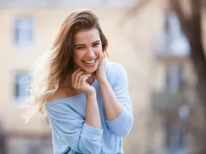 ابتسمي دائمًا، وذلك للتخلص من الطاقة السلبية والتوتر والتمتع بصحة جيدة. (shutterstock.com)
