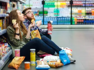 الأكل الطائش.. بعض الناس يتسلى بالأكل (shutterstock.com)
