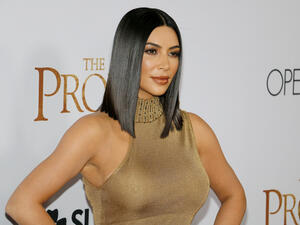 تحرص كيم على مجموعة من العادات الصحية لمحاربة تجاعيد العينين (shutterstock.com)
