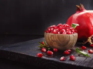 شرب عصير الرمان بانتظام يقوي بصيلات الشعر ويمنع تساقطه (shutterstock.com)