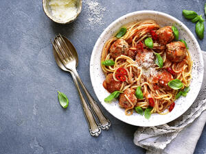 المعكرونة مع كرات لحم الحبش