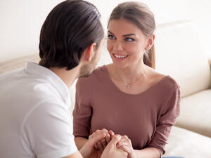 تريد زوجتك أن تكون أكبر أولوياتك بالطبع (shutterstock.com)
 تريد زوجتك أن تكون أكبر أولوياتك بالطبع (shutterstock.com)