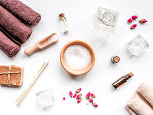 قبل وضع طلاء الأظافر، اهتمي بوضع طبقة حماية لها (shutterstock.com)
