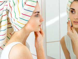 ترطيب البشرة يعد من أساسيات الروتين الليلي للعناية بالبشرة (shutterstock.com)
