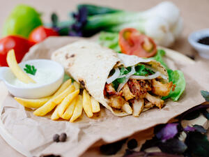 حضري شاورما لذي1ة بطريقة سهلة (shutterstock.com)
