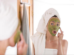 اخلطي مسحوق الطمي مع الشاي الأخضر للحصول على خليط متجانس (shutterstock.com)