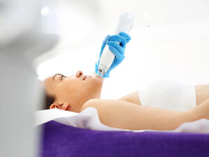 يقوم الليزر بإزالة السطح الخارجي للجلد لتكوين طبقة جديدة تكون أفضل وأكثر نعومة.
