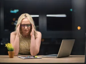يؤثر العمل الليلي بشكل سلبي على عملية التمثيل الغذائي في الجسم (shutterstock.com)
