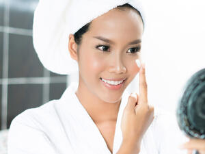 هناك العديد من الوصفات لتقليل أثار الحبوب (shutterstock.com)
