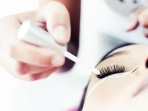 يساهم فيتامين e في تقوية الرموش وزيادة لمعانها