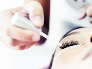 يساهم فيتامين e في تقوية الرموش وزيادة لمعانها