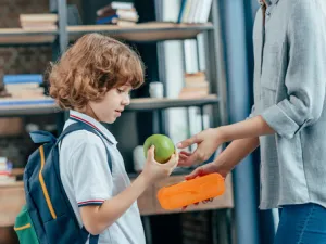 من الضروري أن تكون وجبة طفلك وجبة طازجة (shutterstock.com)
