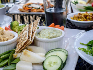 تغميسة البروكلي بالسبانخ (shutterstock.com)