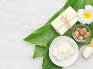 تحتوي زبدة الشيا على الأحماض الدهنية التي تزيد من مرونة الجلد (shutterstock.com)
