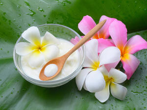 أهم طرق تسمين الوجه هي قناع الحليب والخميرة (shutterstock.com)
