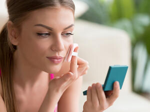 أصحاب البشرة الدهنية غالبا ما يعانون من مشكلة حبّ الشباب (shutterstock.com)
