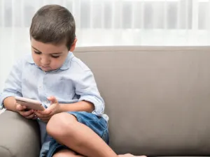 عرف العلم عددا من النتائج السلبية لانجذاب الأطفال نحو الإنترنت والتليفزيون (shutterstock.com)
