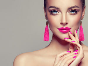 يُعتبر مصحح اللون حليفك الأنسب لإخفاء الشوائب وتوحيد لون البشرة (shutterstock.com)