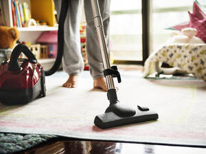 ضعي في الاعتبار ضرورة تنظيف مختلف المناطق في منزلك بشكل دوري (shutterstock.com)
 ضعي في الاعتبار ضرورة تنظيف مختلف المناطق في منزلك بشكل دوري (shutterstock.com)