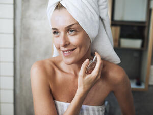 لا تتردّدي في اختيار العطر بحسب نوع بشرتك (shutterstock.com)