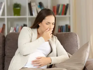 50% من الحوامل يشعرن بالغثيان ما بين الأسبوع السادس حتى الأسبوع الثامن (shutterstock.com)