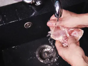 غسل الدواجن بالماء قبل تناولها لن يجرف الأوساخ والبكتيريا (shutterstock.com)