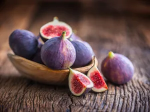 يعتبر التين منجم طبيعي من الفيتامينات والمعادن (shutterstock.com)
