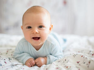 من المهم التنوع الغذائي لطفلك ففيه يحصل الطفل على جميع العناصر الغذائية (shutterstock.com)
