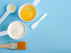 وصفة بسيطة يمكن تطبيقها في المنزل باستخدام البيض بمثابة قناع مضاد للشيخوخة (shutterstock.com)
