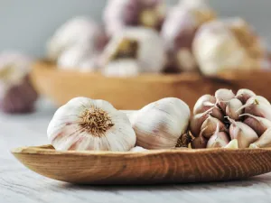 الثوم يمكن أن يقلل من خطر الإصابة بأنواع معينة من السرطان (shutterstock.com)

