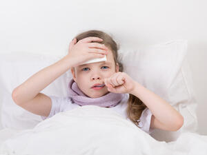 طريقة سهلة وسريعة لمساعدتك في تخفيض حرارة جسم طفلكِ (shutterstock.com)