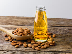 زيت اللوز أفضل حل لمشكلة الشعر الجاف (shutterstock.com)