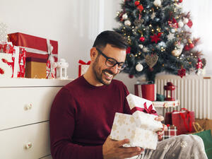 الرجال تميل إلى الهدايا العملية التى يحتاجها بشكل مباشر  (shutterstock.com)
