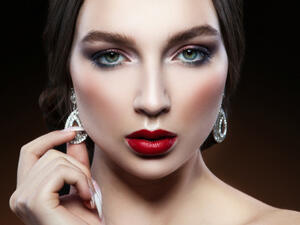 بخطوات بسيطة ستحصلين على حاجبين أنيقين (shutterstock.com)