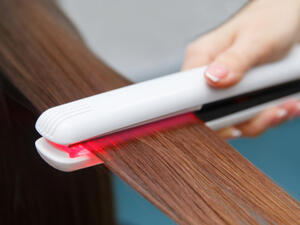 يزيد فرد الشعر بالبروتين مشكلة تساقط الشعر بعد استخدامه بمدة قصيرة (shutterstock.com)
