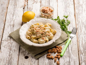 سلطة المعكرونة مع التونة (shutterstock.com)