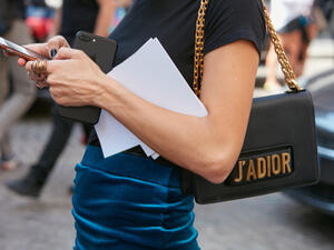 تنانير المخمل موضة هذا الشتاء بكل أطوالها (shutterstock.com)
