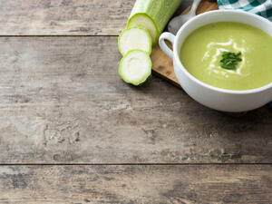 شوربة الكوسا بالشوفان (shutterstock.com)