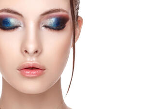 عند وضعك الغليتر، استخدمي حيلاً ذكية لتبدين أكثر شباباً وجاذبية (shutterstock.com)