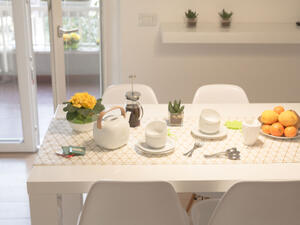 من المُفضَّل اختيار الكراسي المصنوعة من مواد تتماشى مع المنضدة (shutterstock.com)