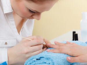 اليوم أصبح من السهل الحصول على أظافر جميلة بالمنزل (shutterstock.com)