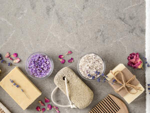 يجب أن يتناغم حجم قطع الرخام مع مساحة الحمَّام (shutterstock.com)