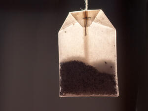 تساعد كمادات الشاي على تقليل التجاعيد حول العين (shutterstock.com)