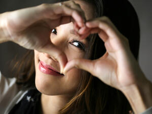 يساعد كل من زيت السمسم وخل التفاح على ترطيب شعرك (shutterstock.com)