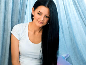 اعتمدي روتيناً أسبوعياً للعناية بشعرك عبر تغذيته بحمامات الزيوت الطبيعية (shutterstock.com)