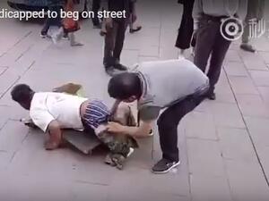 انقض أحد المارة الرجال على متسول يزحف على بطنه مستعينا بلوح تزلج - يوتيوب