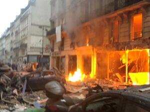 تحدث شهود عيان عن دوي أكثر من عشرين انفجارا بينما تم إخلاء المباني المحيطة بالبرج