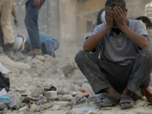 غارات بالجمله على احياء حلب الشرقية والمشافي تضيق بالمصابين
