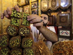 الفستق لا يغيب عن حلويات الشام

الفستق لا يغيب عن حلويات الشام 
