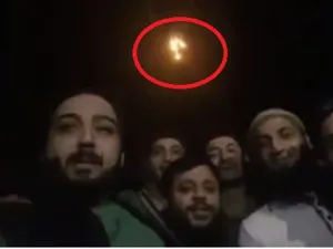 مقاتلو "حركة نور الدين زنكي" وقنابل الفوسفور تتساقط من خلفهم - يوتيوب